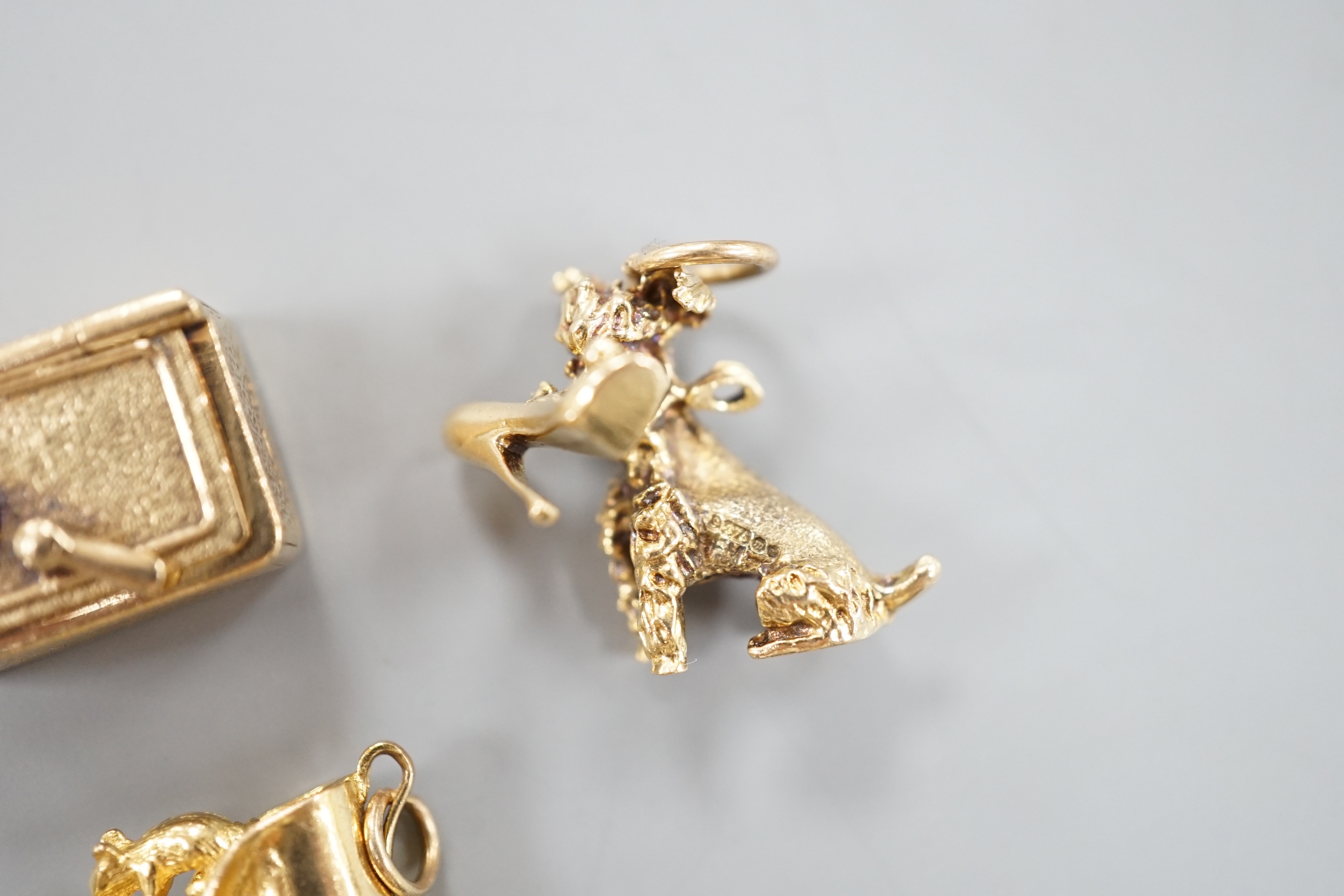 Five assorted modern 9ct gold charms, including a well, safe and boot with mice, 21.4 grams.